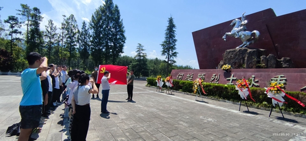 9aae63c85ef14e56879feb0958651365.jpg 图三 全体党员重温入党誓词.jpg