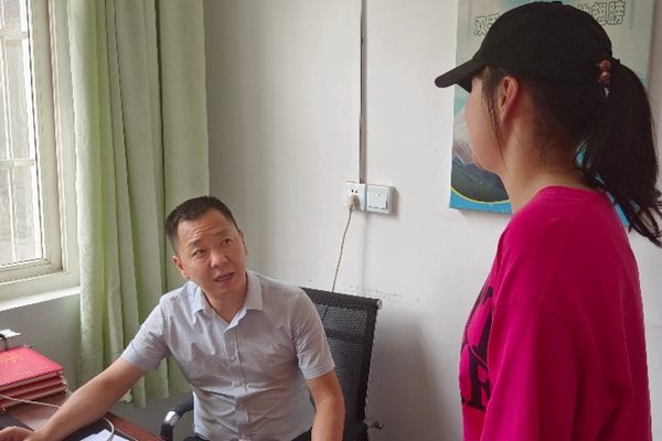 ca475e23de6a44bf9578ed1bc3c679a9.jpg 村助正在与村主任进行交流.jpg