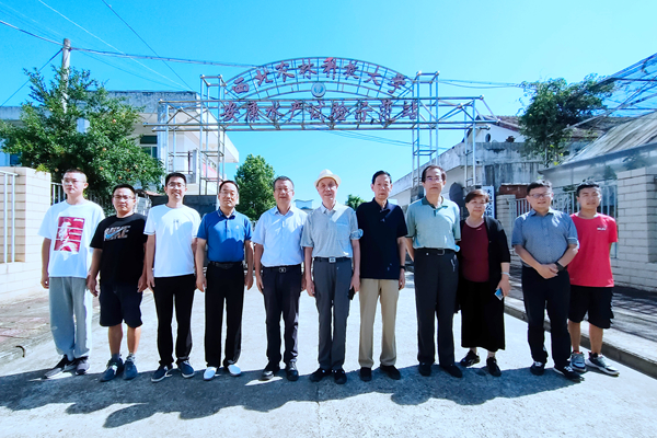 05fbd6aa53f44ba5818ce837d00aa304.jpg 合影_副本.jpg