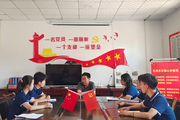 91388366030d4406ac71c27320e03c40.png 调研队员与严通村党委书记王海军交流水灾具体经过和冬枣产业链现状.png