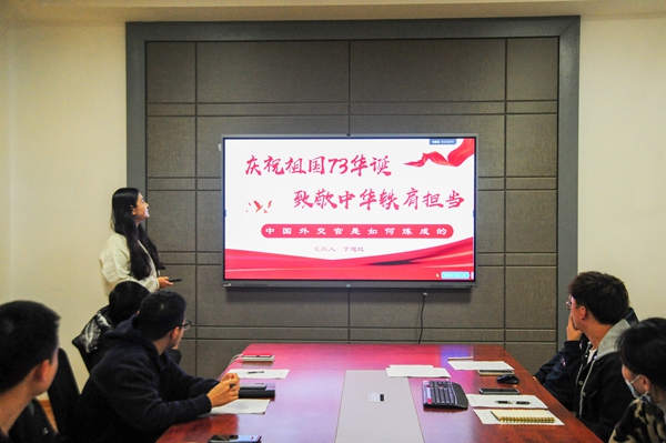 dc7f310bb67b4c5aa263e18e617049f1.jpg 丁旭红同志进行专题分享.jpg