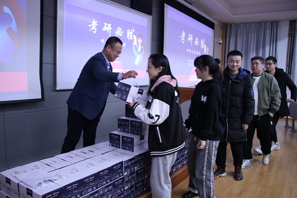 a23f8561d5f640ca93aafe506d5f045d.jpg 发慰问品.jpg