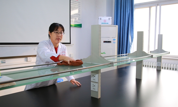 f6fd0ae0703548b695e377cc69e0b2a7.jpg 刘瑞芳老师的实验室_副本.jpg