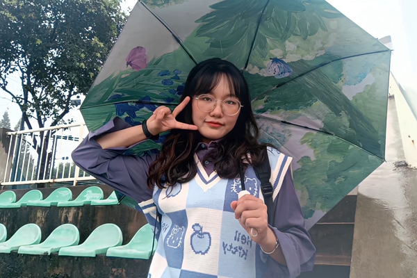 d89b5c88e8dd4ea2ba9af151d73d5047.jpg 李珂(1)_副本.jpg