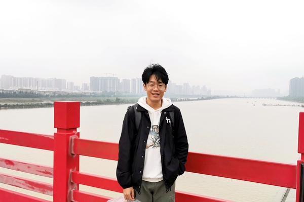 808091af9367497f81cc2147122825c8.jpg 李奕洲_副本.jpg