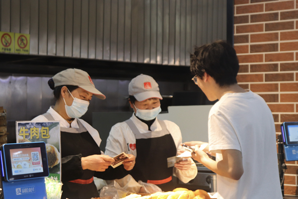 2dd03a546aa74b9f8a9ea82ab8e12ac2.jpg 志愿者为餐厅职工送上贺卡与感谢.jpg