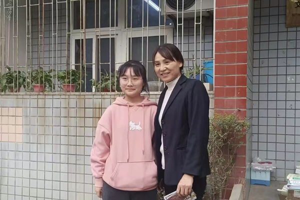 aa47d94a30ad46cb9f0d5c8f073eb46f.jpg 实践部志愿者为宿管阿姨送去明信片.jpg