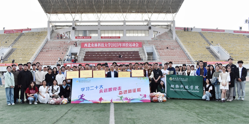 ed454b8227a146df9c82dd8d7bc14b82.jpg 工作人员与部分运动员合影.jpg