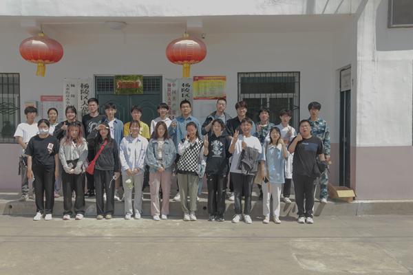 37ba9ca34e4d4e78982c0f76bae41dbd.jpg 支教队伍合影.jpg