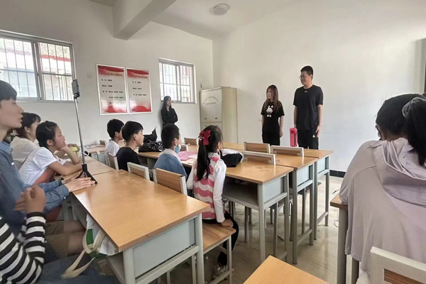 9a2b82a9e6a14a8ca0a0009793217e75.jpg 动科话剧队为孩子们表演话剧.jpg