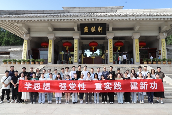 816a25fc4e7147fcb0d60f0ac58c2c32.jpg 黄帝陵.jpg