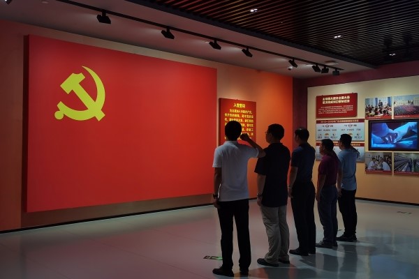 dc89c1a8343548d48e68b4748c85514c.jpg 19-重温入党誓词.jpg