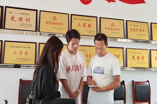 ee4f727b136c4776b5ce95989501a5bd.jpg 实践队队员与村主任沟通交流.jpg