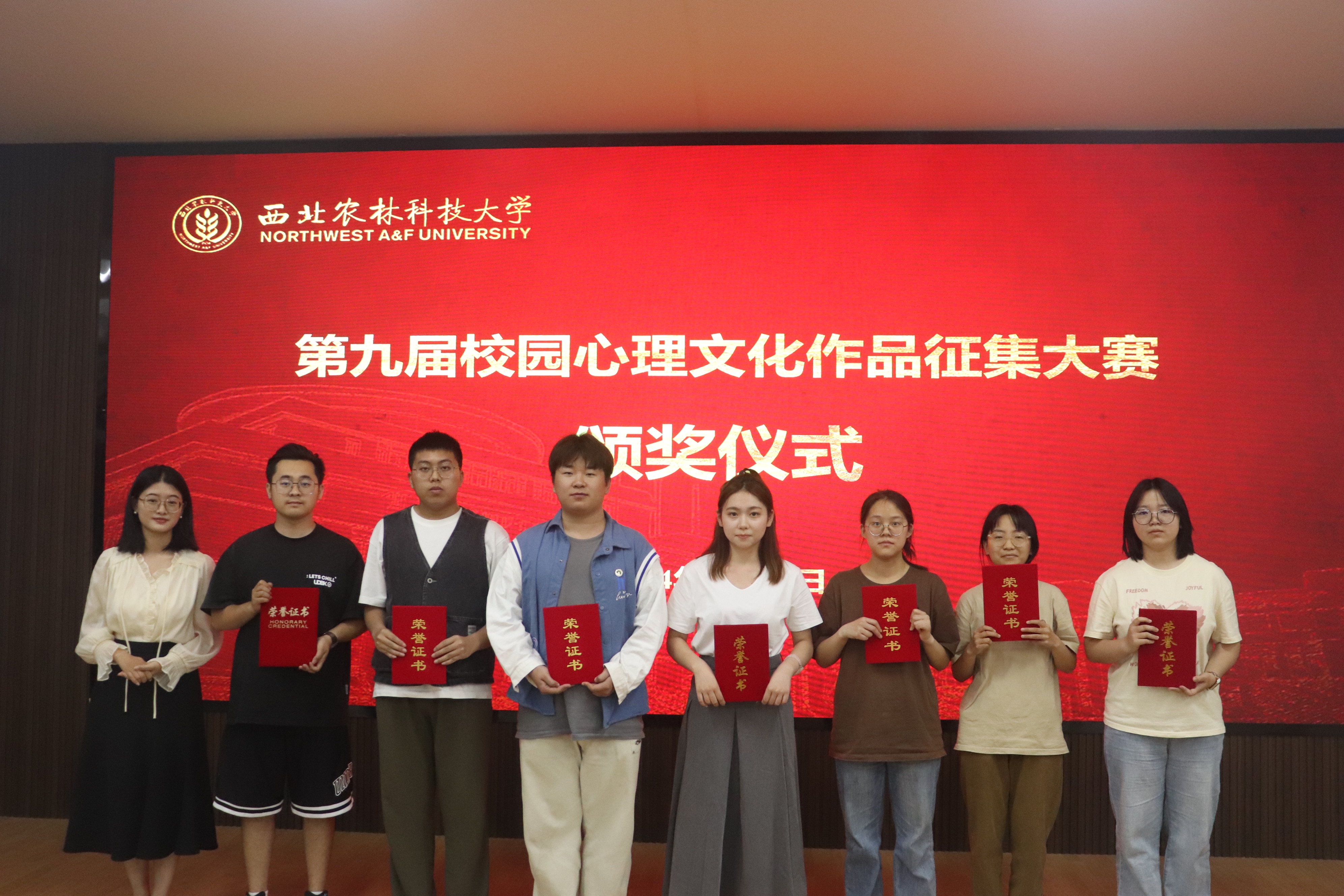 化药宅宅爱动漫
李冬春为荣获优秀奖学生颁奖.JPG