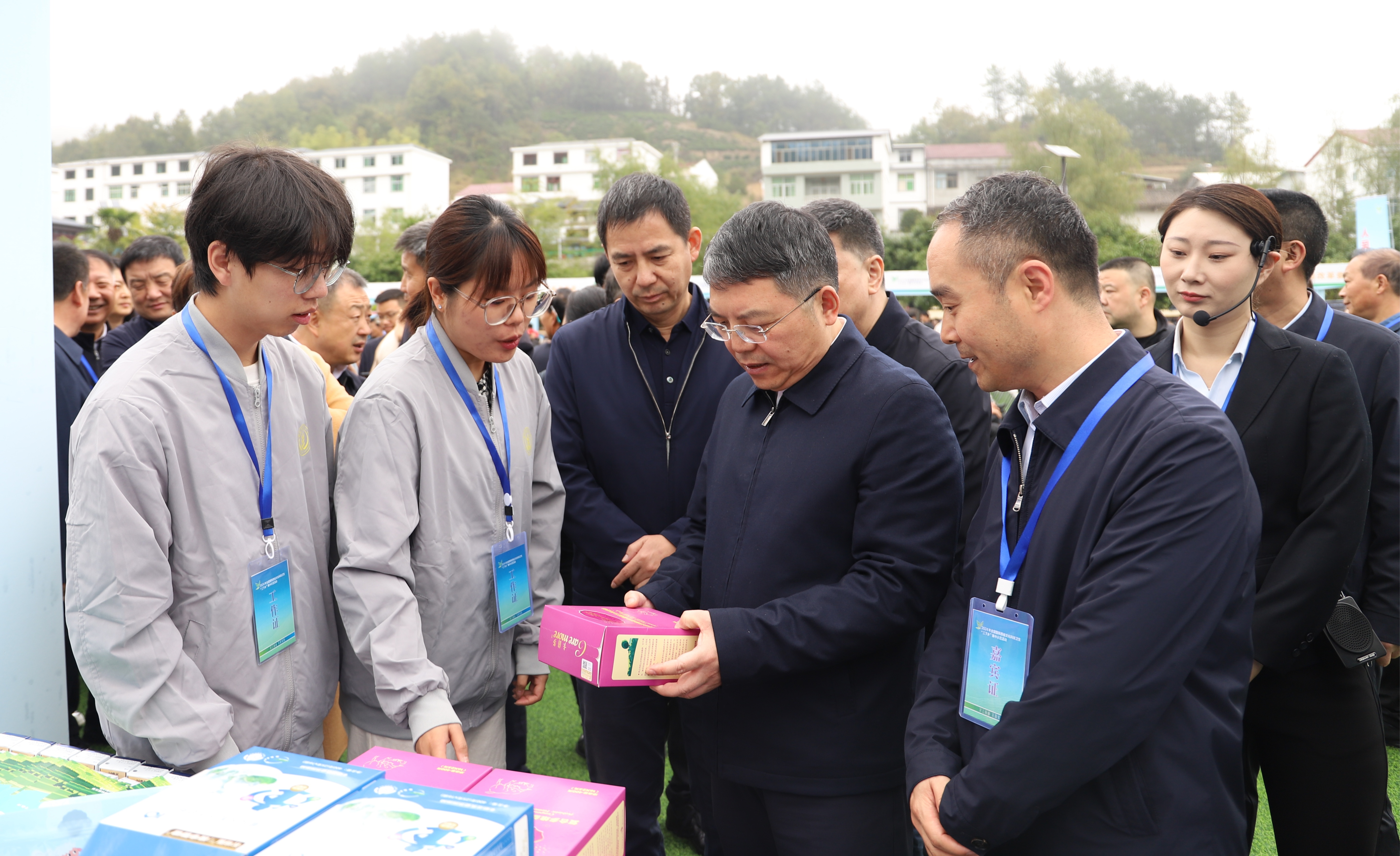 陕西省委常委、省委宣传部部长孙大光详细了解宅宅爱动漫
“三下乡”实践成果.JPG