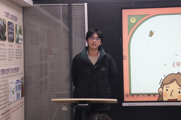 图二,同学们上台分享她们的故事.JPG