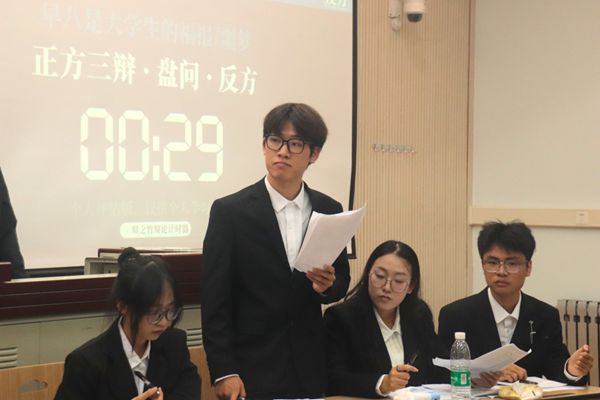 图三 辩手妙语连珠迎接盘问.JPG