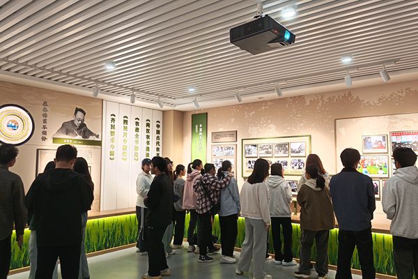 图四 同学们欣赏学校的文化活动.jpg